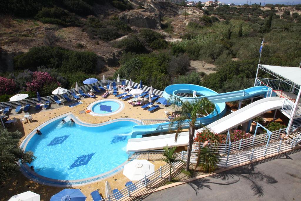 Zwembad met glijbanen van Bellos Appartementen Hotel Chersonissos, Griekenland foto 2
